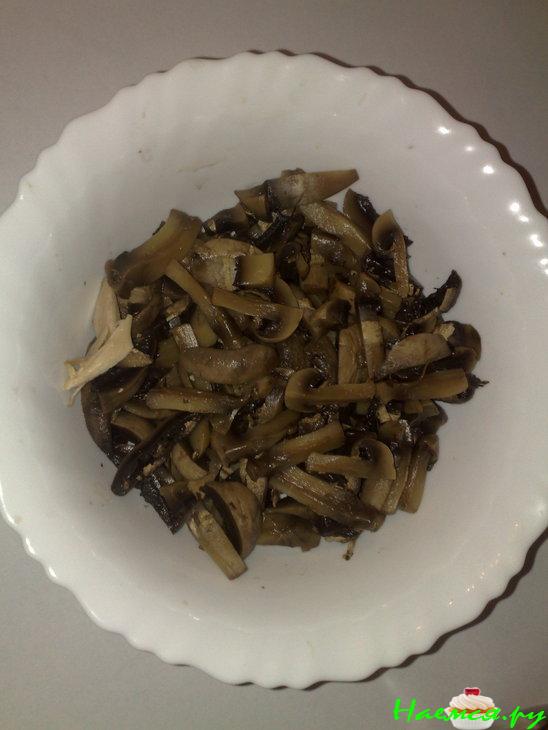 Салат "Любимый" с курицей, шампиньонами и ветчиной