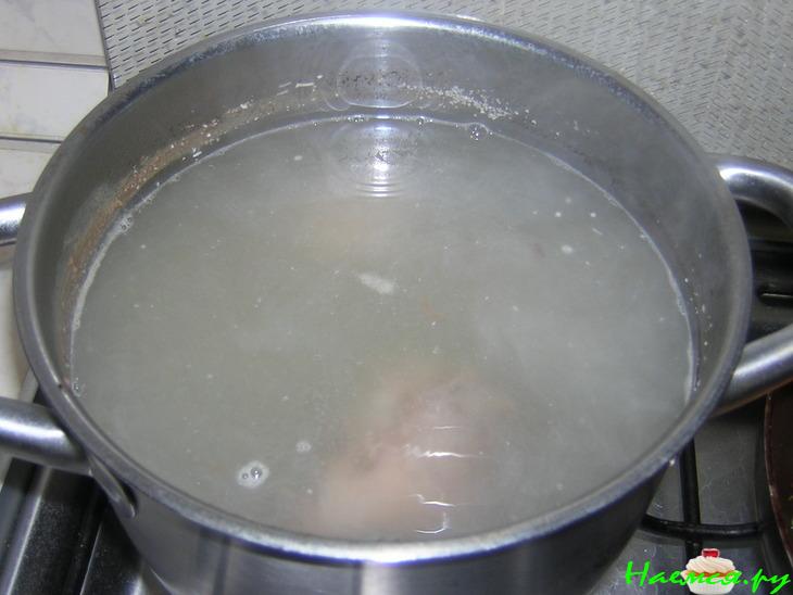 Суп с чесночными гренками на мясном бульоне