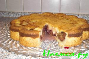 Пирог сливовый с творожной начинкой