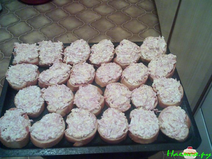 Горячие бутерброды с сосисками и сыром