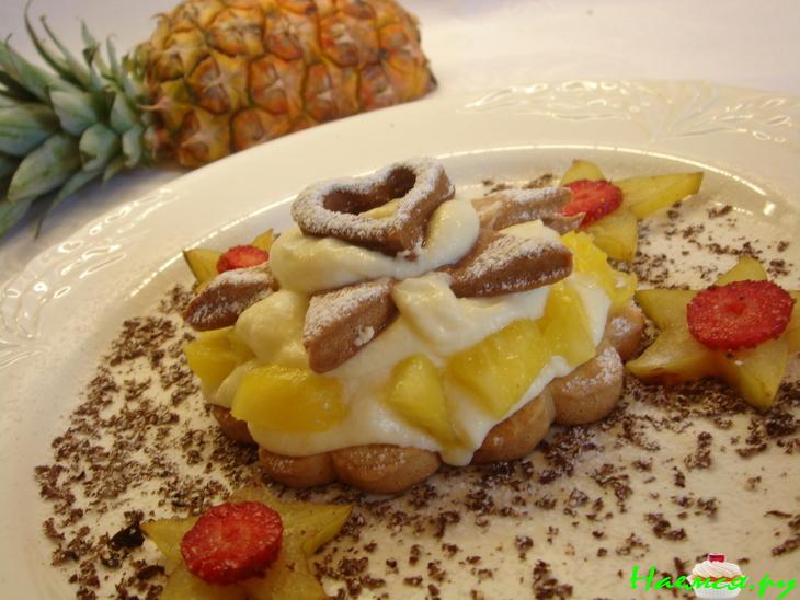 Десерт с песочным печеньем и фруктами