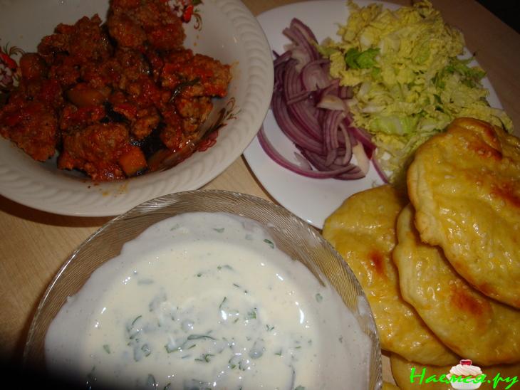 Булочка-пита с начинкой из фарша