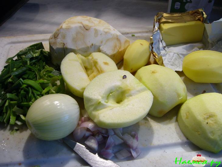 Сельдерейно-яблочный суп-пюре с беконом и кресс-салатом