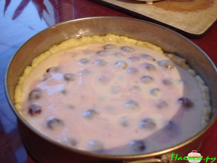 Фруктовый пирог с вишней и йогуртовым кремом