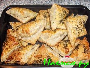 Слоеные пирожки с мясом