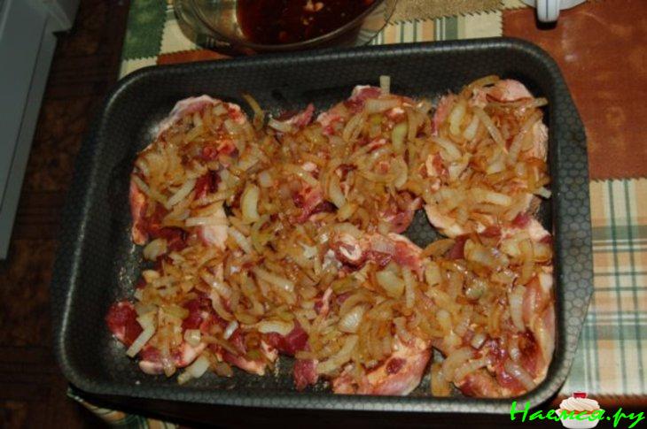 Мясо в смородиново-томатной закваске с грибами