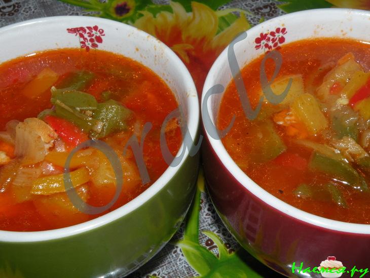 Гуляш куриный «Светофор» с красным, желтым и зеленым перцем