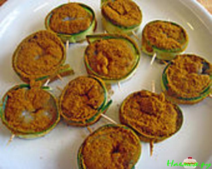 Креветки в кабачковой обёртке с соусом