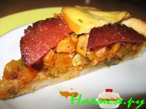 Открытый пирог с тыквой, пеперони и копченым сыром