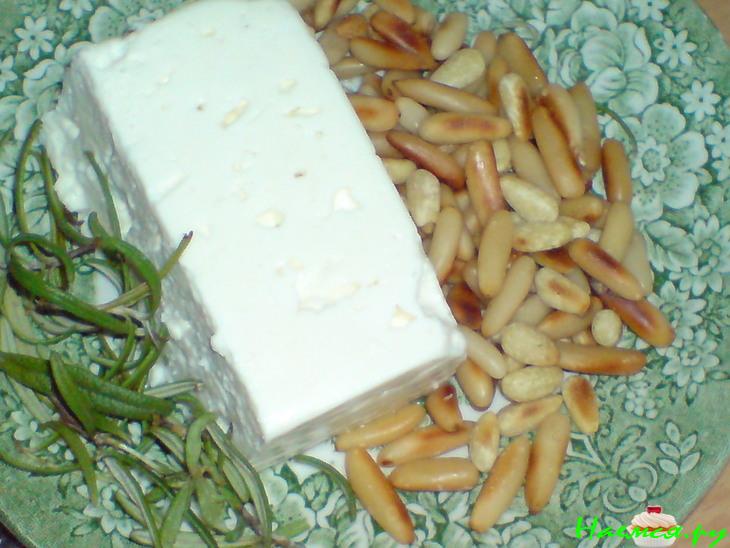 Рулетики из баклажанов с брынзой, кедровыми орешками и пастой из паприки