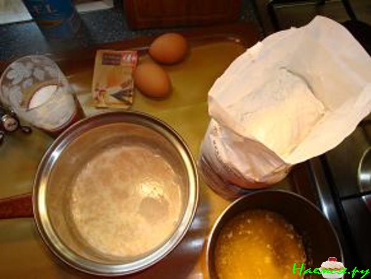 Пирог из дрожжевого теста (по-моему,слоеного, новый вариант)