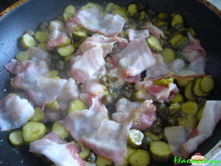 Ветчина, жаренная с маринованными корнишонами и каперсами