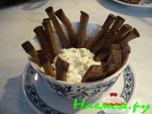 Заkусkа сырная с ржаным хлебом