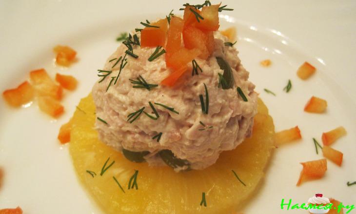 Салат из нежной курицы с виноградом и ананасом