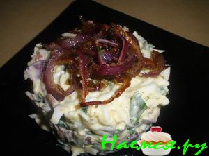 Салат яичный с карамелизированным луком