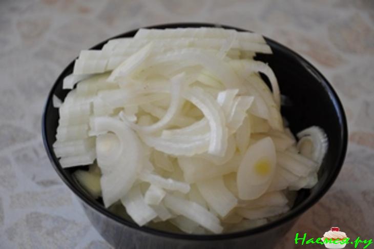 Лягушачьи лапки с папоротником и лисичками