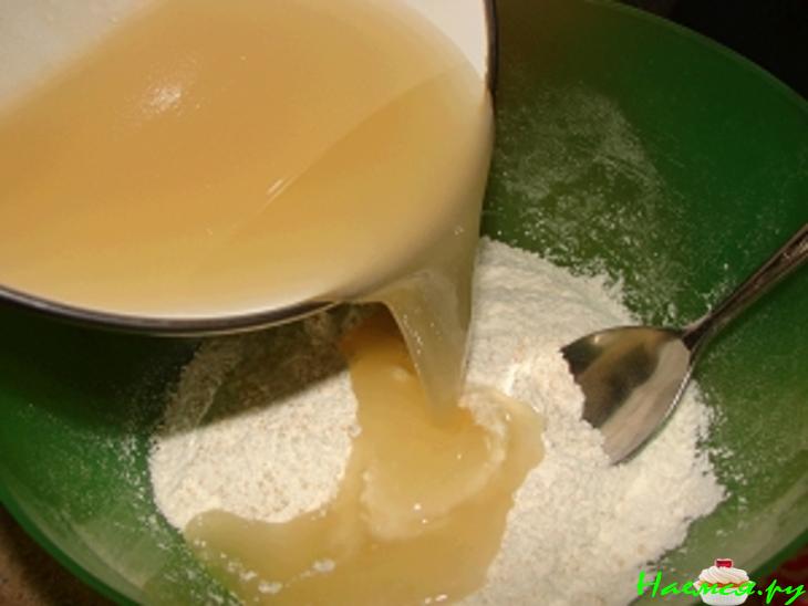 Пирог из кус-куса с сиропом из чернослива