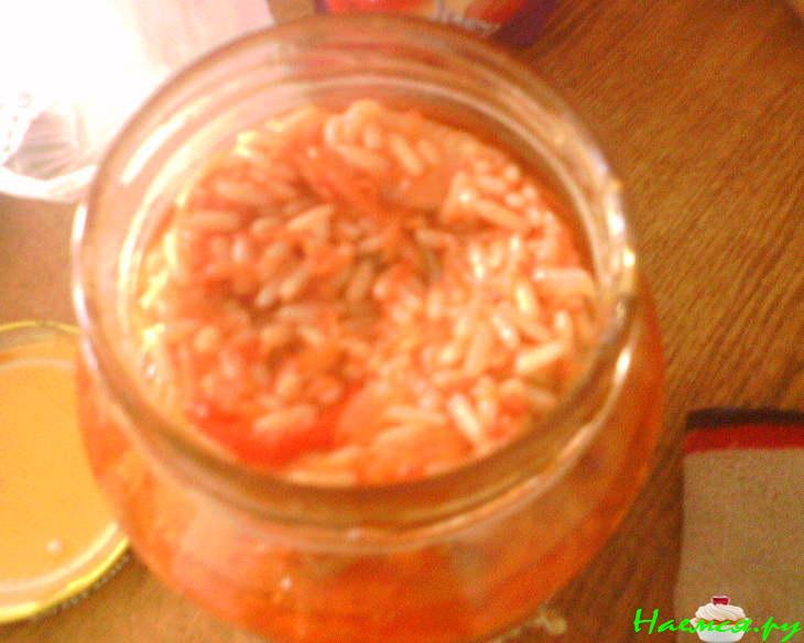 Пицца мясная с консервированным салатом из сладкого перца и риса