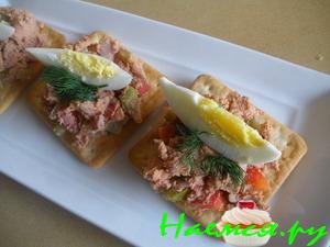 Крекеры-канапе с салатом из ливерной колбасы