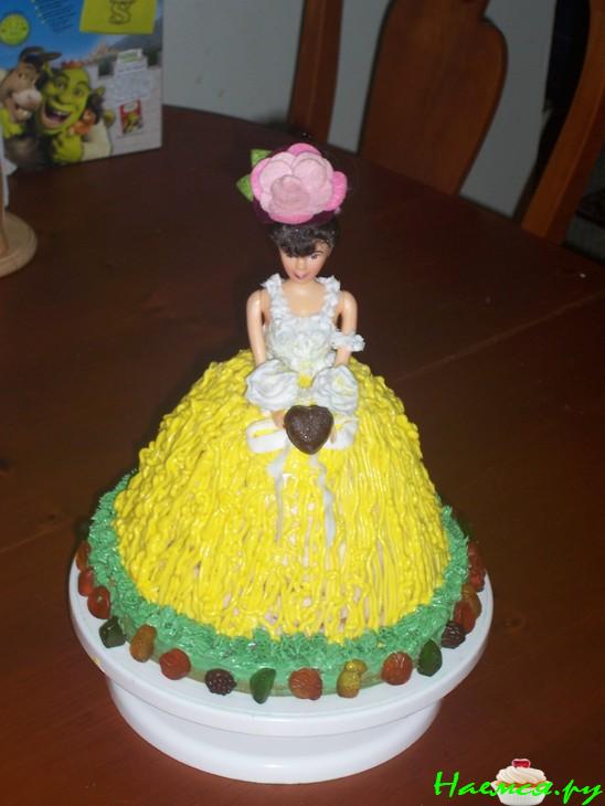 Торт "Барби", украшенный белковым кремом