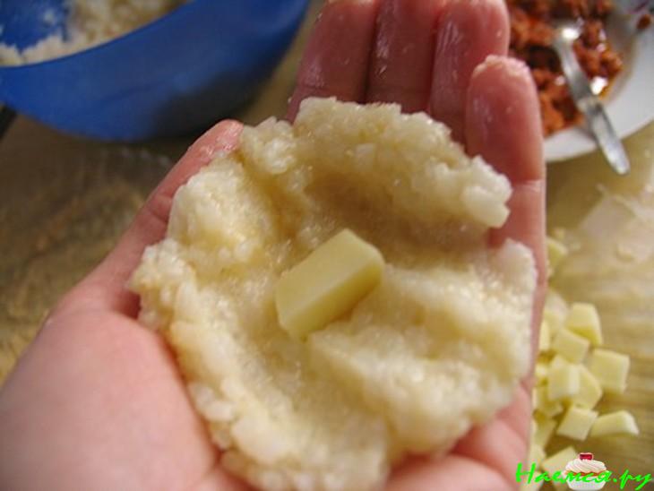 Рисовые крокеты с начинкой из фарша и моцареллы