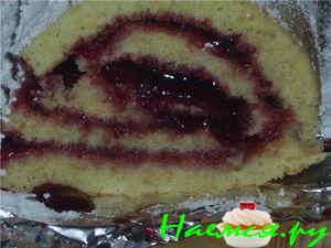 Рулет на сгущенке с джемом