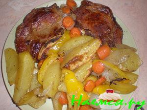 Свинина на косточке запеченная с овощами