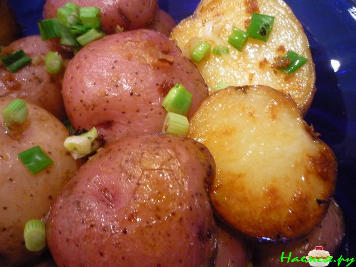 Картофель печёный с чесноком