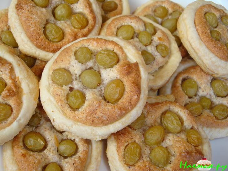 Слойки с миндальным кремом и виноградом