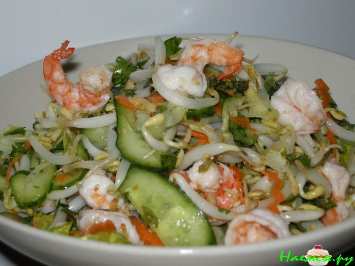 Салат по-вьетнамски с кисло-сладкими огурчиками
