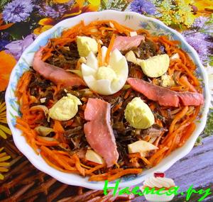 Салат из морской капусты с горбушей и корейской морковкой