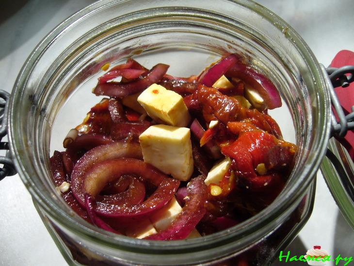 Закуска из печеной паприки с фетой в томатном соусе