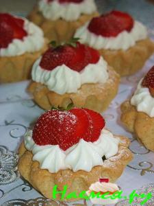 Пирожное "Корзиночка" с джемом из киви, взбитыми сливками и клебникой