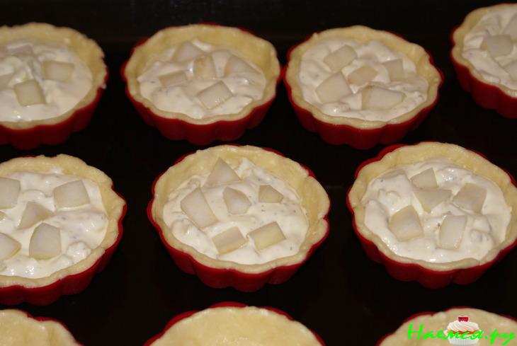 Творожные корзиночки с сырным кремом и грушей