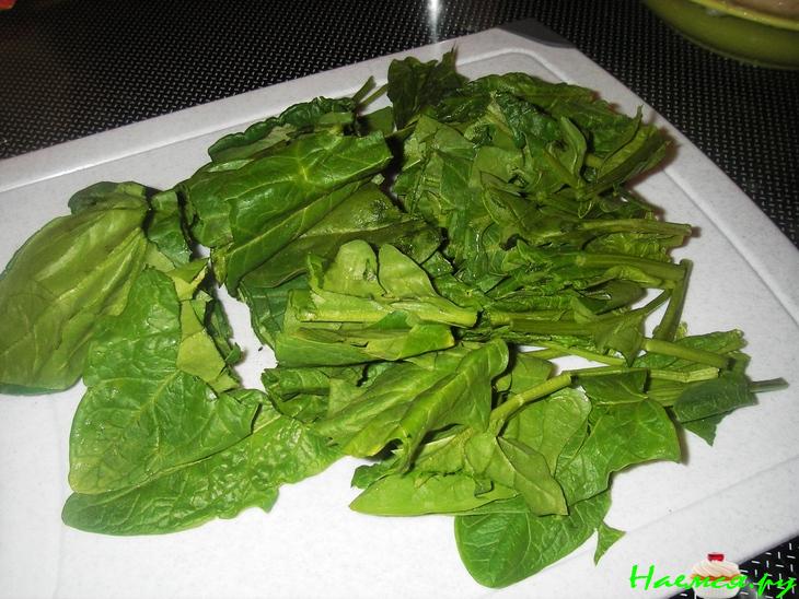 Рыбный рулет со шпинатом и зеленым луком