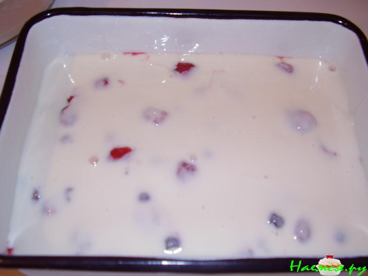 Десерт творожный с фруктами и орехами