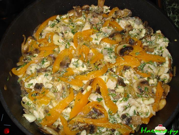 Куриная грудка с овощами, тушенная в сливках Куриная грудка с овощами, тушенная в сливках