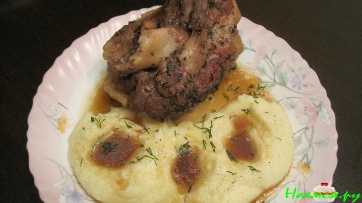 Ароматная свиная нога запеченная в фольге