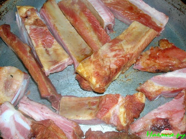 Густой чечевичный суп с копчеными свиными ребрышками