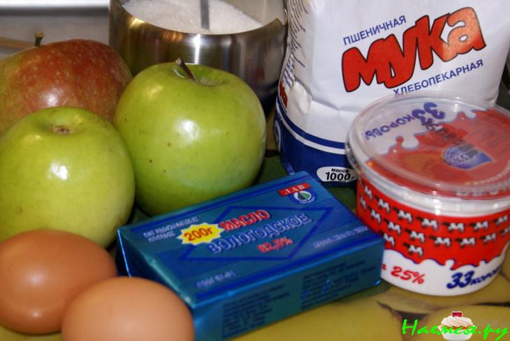 Яблочный пирог на сметане с безе