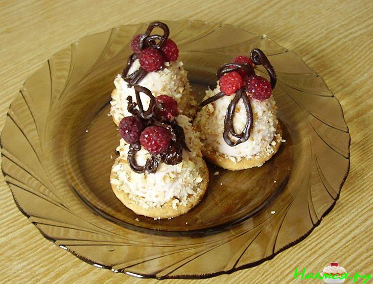 Мини-пирожное с орехами. малиной и шоколадом