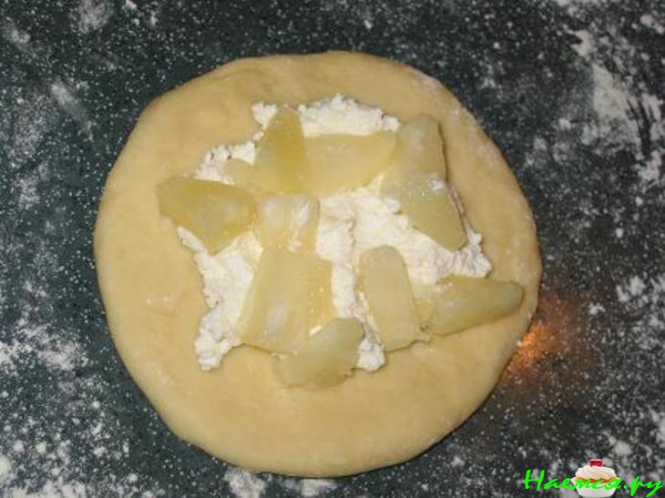 Пирожки с творогом и ананасом