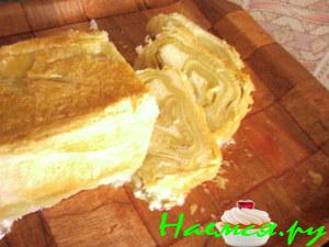 Рулет из слоеного теста с творогом