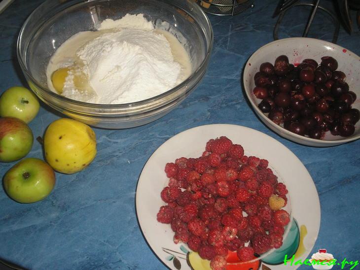 Пирог с вишнями, яблоками и малиной