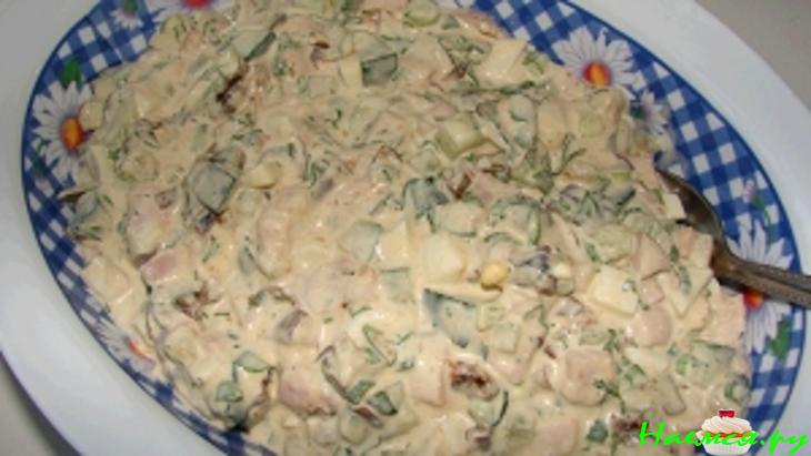 Салат "Загадка" с копченой грудкой и черносливом
