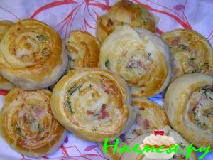 Сырные дрожжевые булочки с варено-копченой грудинкой
