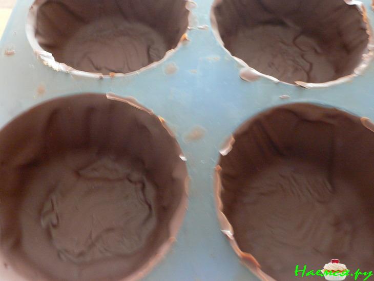 Шоколадные корзиночки с бисквитом и с кремом