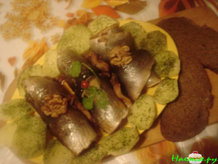 Запеченные рулетики из свежей сельди с брусникой