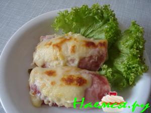 Цикорный салат с ветчиной под сырной корочкой