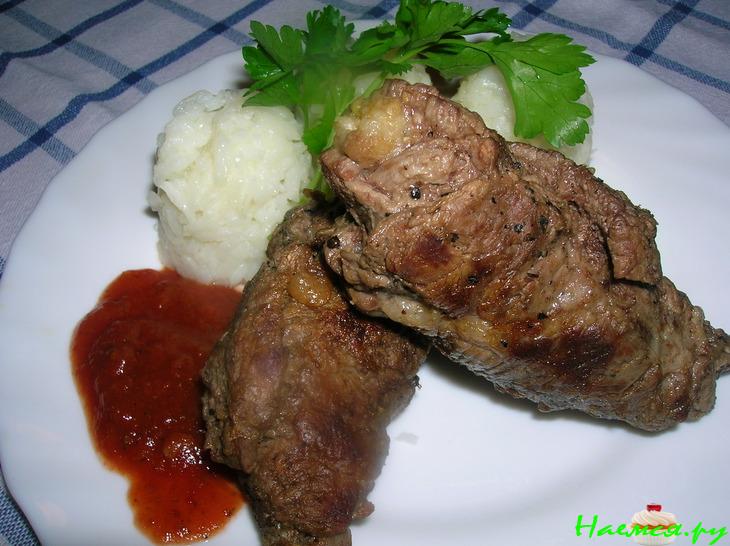 Рулетики из говядины в легком томатном соусе